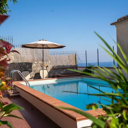 Miramare, Piscina E Parcheggio A ヴィラ