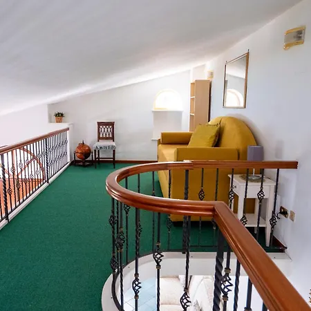 Miramare, Piscina E Parcheggio A Willa