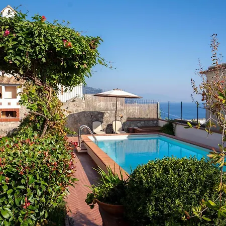 Miramare, Piscina E Parcheggio A ヴィラ *