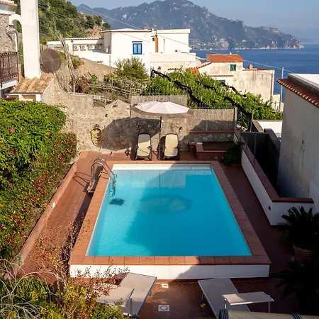 Miramare, Piscina E Parcheggio A Willa *