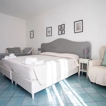 Miramare, Piscina E Parcheggio A ヴィラ