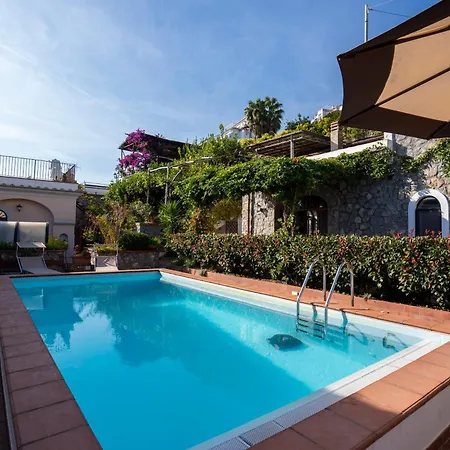 Miramare, Piscina E Parcheggio A ヴィラ *