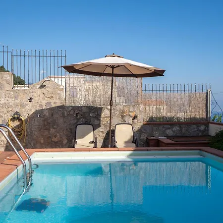 Miramare, Piscina E Parcheggio A Willa *