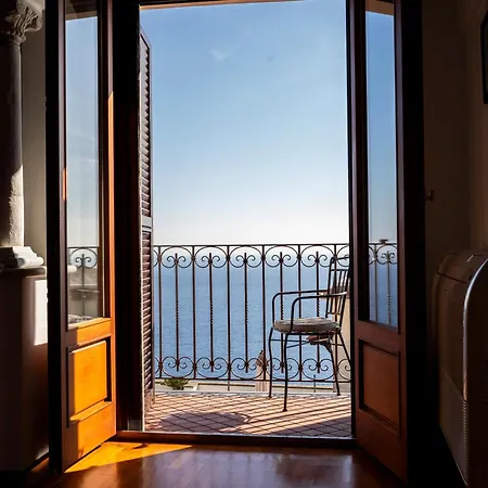 Miramare, Piscina E Parcheggio A Willa