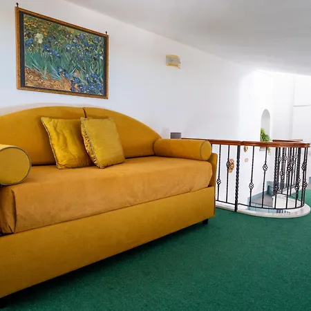 Miramare, Piscina E Parcheggio A Villa *