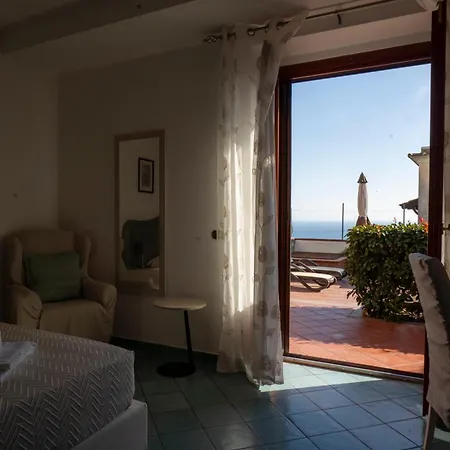 Miramare, Piscina E Parcheggio A Villa Conca dei Marini