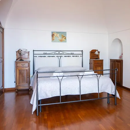 Miramare, Piscina E Parcheggio A Villa *