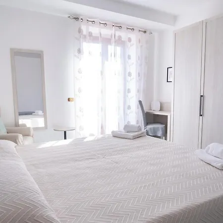 Miramare, Piscina E Parcheggio A Villa *
