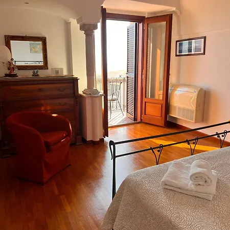Miramare, Piscina E Parcheggio A Villa *