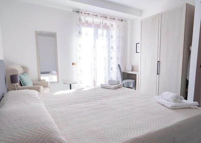Miramare, Piscina E Parcheggio A Villa *